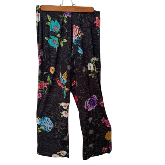 JOHNNY WAS floral pajamas with cap sleeves and crop pants in medium. - Picture 13 of 14
